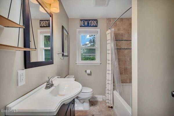 10 Sunflower Lane, Colonie, NY 12205