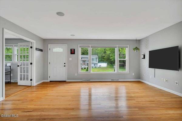 10 Sunflower Lane, Colonie, NY 12205