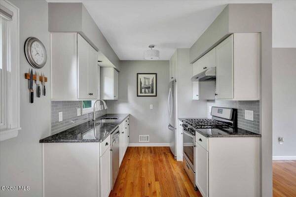 10 Sunflower Lane, Colonie, NY 12205