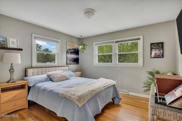 10 Sunflower Lane, Colonie, NY 12205