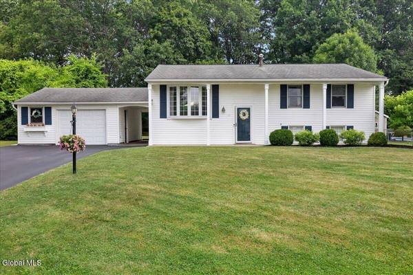 33 Comely Lane, Colonie, NY 12110