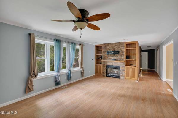 14 Ashdown Road, Clifton Park, NY 12019