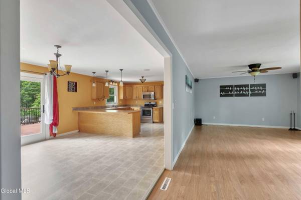 14 Ashdown Road, Clifton Park, NY 12019