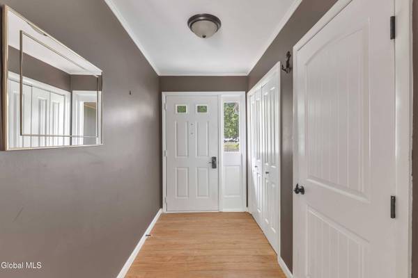 14 Ashdown Road, Clifton Park, NY 12019