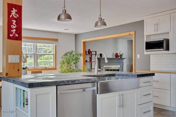 2307 Pine Ridge Road, Niskayuna, NY 12309