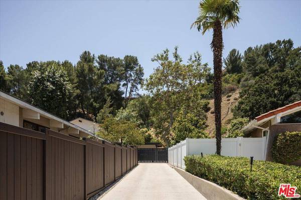 2313 Banyan Dr, Los Angeles, CA 90049