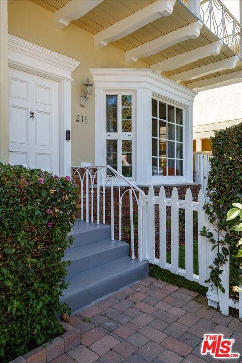 215 S Poinsettia Pl, Los Angeles, CA 90036