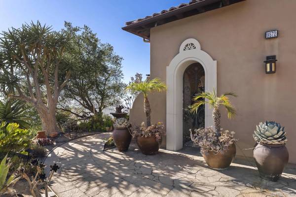 9572 Welk View Dr, Escondido, CA 92026