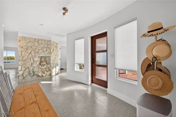867 Oak ST, Fort Myers Beach, FL 33931