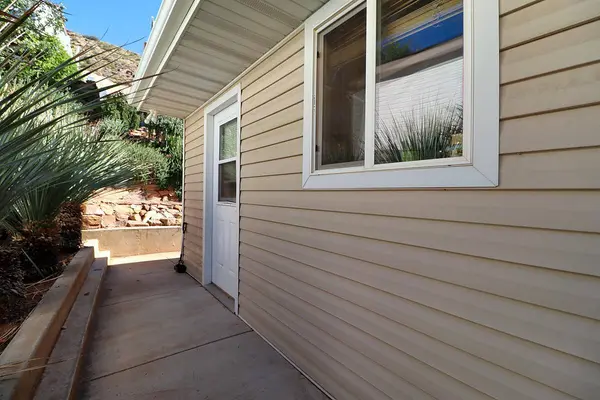 33 Redbluff DR, Hurricane, UT 84737