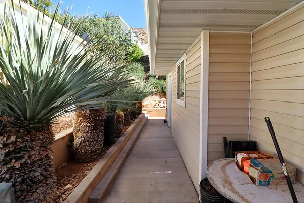 33 Redbluff DR, Hurricane, UT 84737