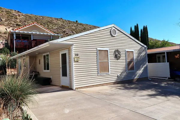 33 Redbluff DR, Hurricane, UT 84737
