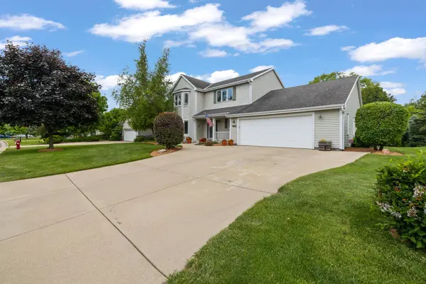 186 Granary Cir, Hartland, WI 53029