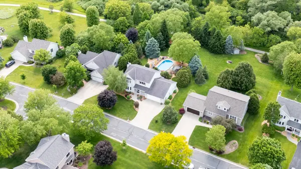 186 Granary Cir, Hartland, WI 53029