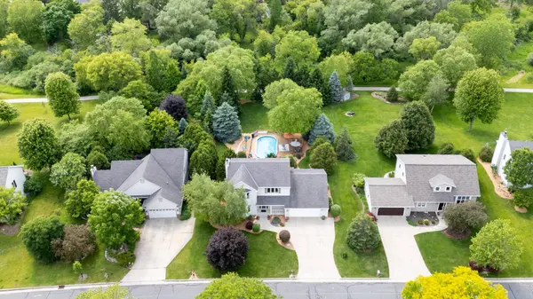 186 Granary Cir, Hartland, WI 53029