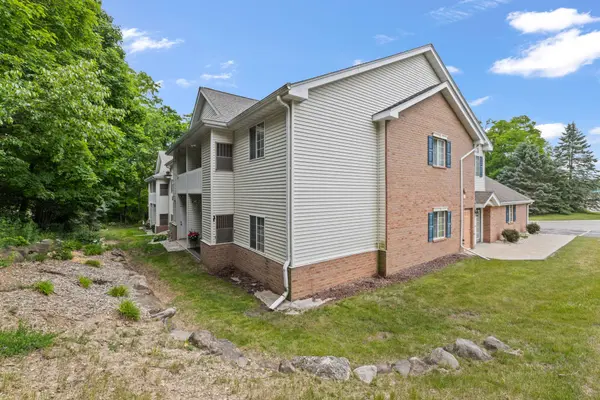 S77W19462 Lakewood Dr, Muskego, WI 53150