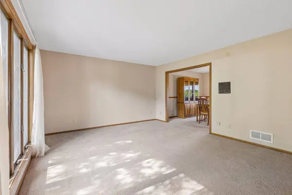 7885 Kingsview LN N, Maple Grove, MN 55311