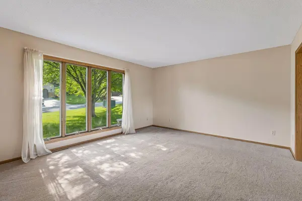 7885 Kingsview LN N, Maple Grove, MN 55311