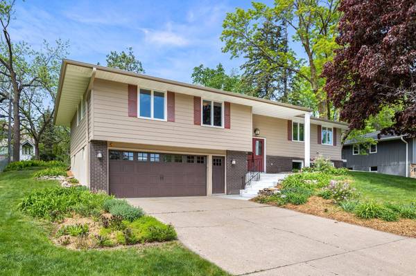 7012 Lanham LN, Edina, MN 55439