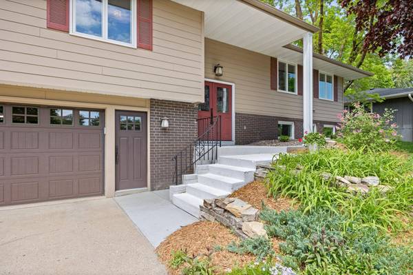 7012 Lanham LN, Edina, MN 55439