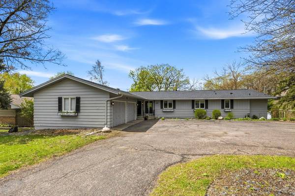429 Reflection RD, Apple Valley, MN 55124