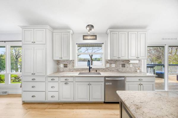 429 Reflection RD, Apple Valley, MN 55124
