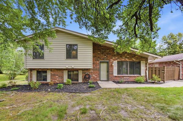 9712 Cimarron CIR, Hopkins, MN 55305