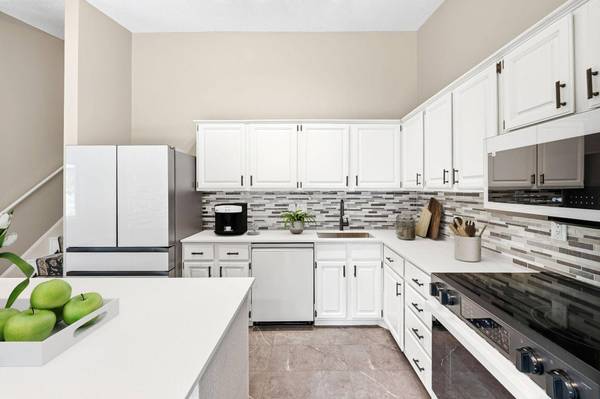 9712 Cimarron CIR, Hopkins, MN 55305