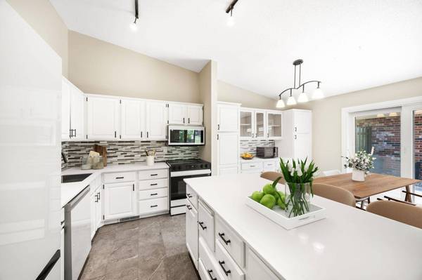 9712 Cimarron CIR, Hopkins, MN 55305