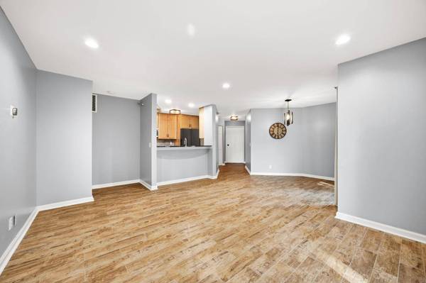 6048 Chasewood Pkwy #1, Hopkins, MN 55343