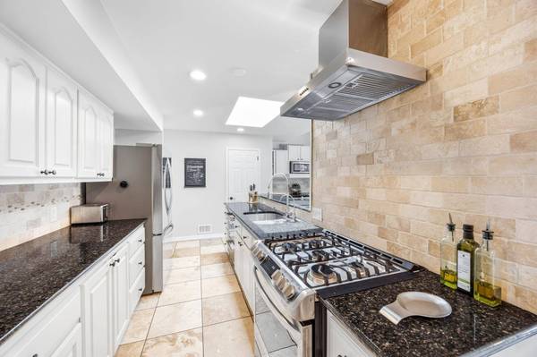 660 Harmony CIR, Wayzata, MN 55391