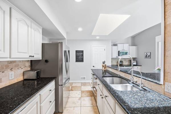 660 Harmony CIR, Wayzata, MN 55391