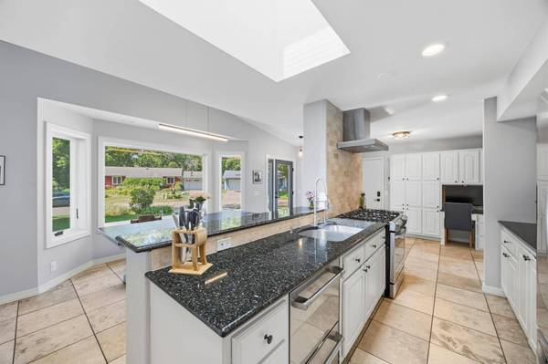 660 Harmony CIR, Wayzata, MN 55391