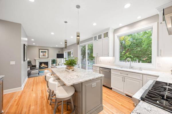 2021 Royale DR, Eagan, MN 55122