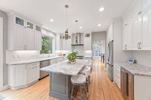 2021 Royale DR, Eagan, MN 55122