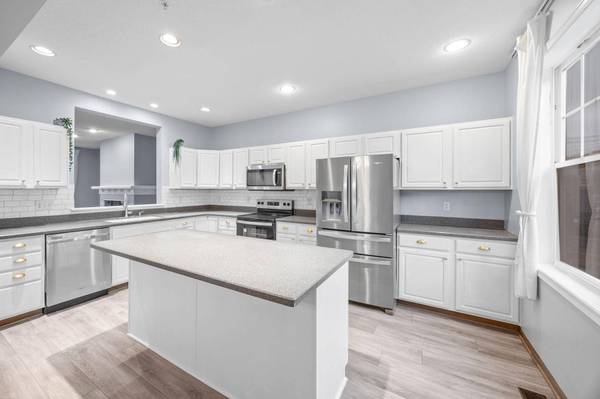 1686 Village TRL E #2, Maplewood, MN 55109