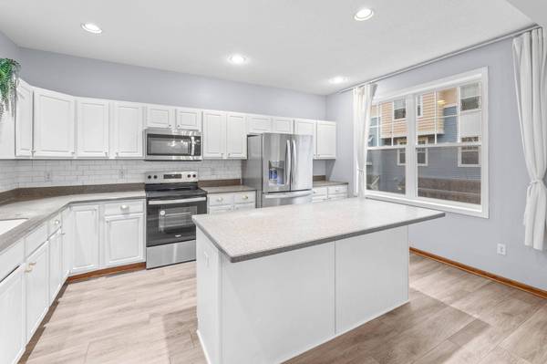 1686 Village TRL E #2, Maplewood, MN 55109