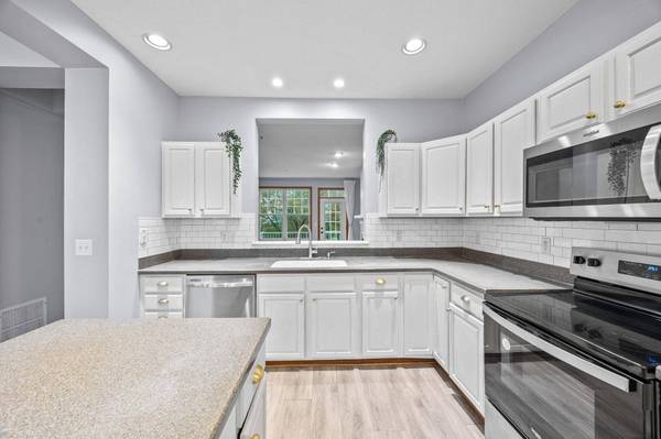1686 Village TRL E #2, Maplewood, MN 55109