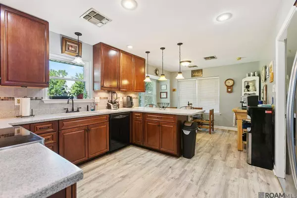 2223 W Canterbury Dr, Laplace, LA 70068