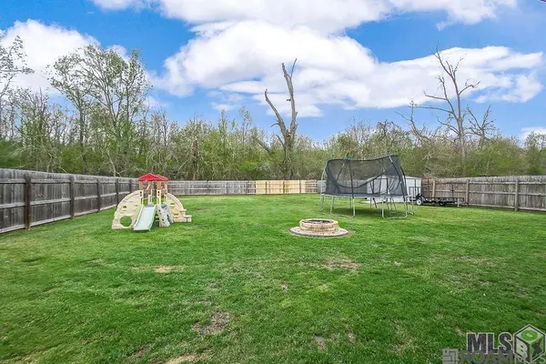 16228 Old Samuel Dr, Prairieville, LA 70769