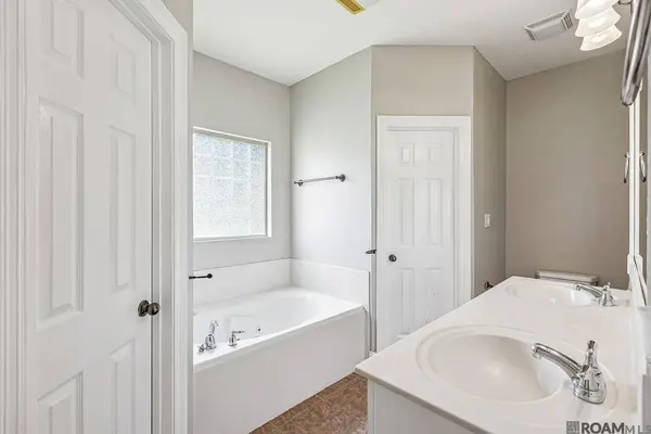 16348 Turning Leaf Dr, Prairieville, LA 70769