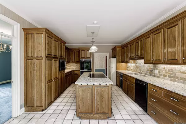 655 High Lake Dr, Baton Rouge, LA 70810