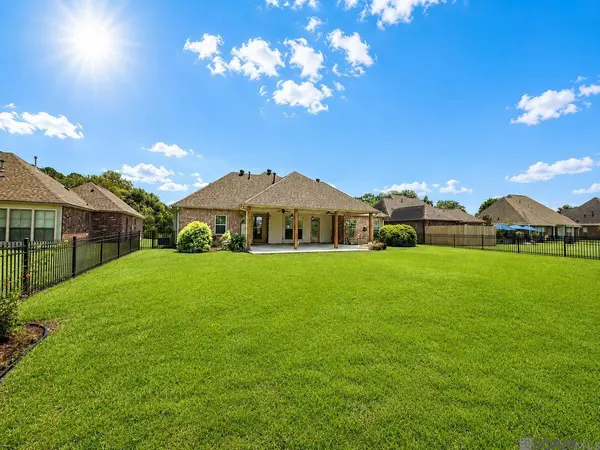 12421 Oak Alley Dr, Geismar, LA 70734