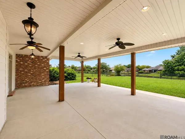 12421 Oak Alley Dr, Geismar, LA 70734