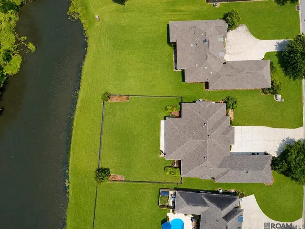 12421 Oak Alley Dr, Geismar, LA 70734