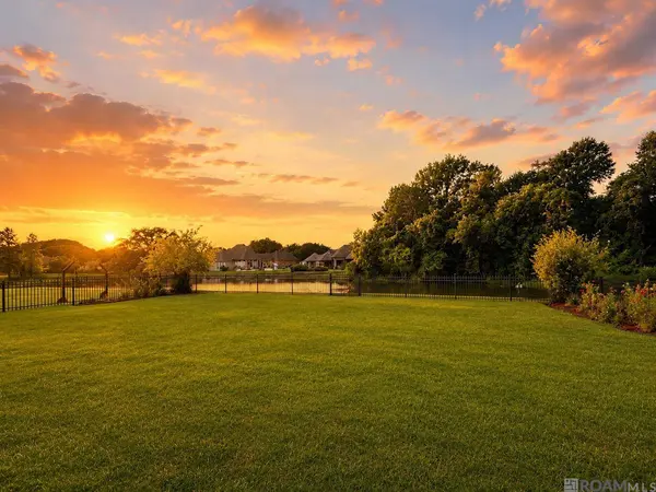 12421 Oak Alley Dr, Geismar, LA 70734
