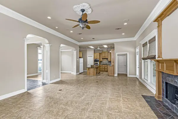 12421 Oak Alley Dr, Geismar, LA 70734
