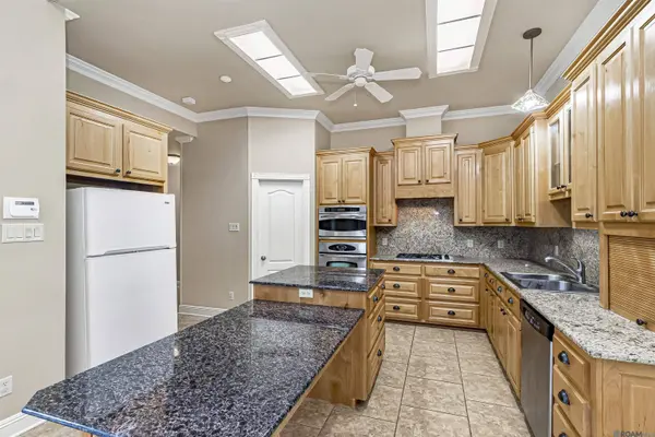 12421 Oak Alley Dr, Geismar, LA 70734