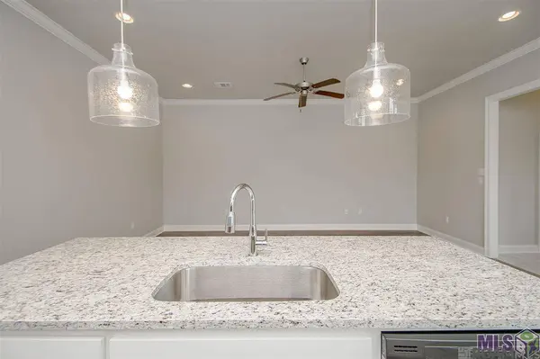 1415 Pelican Club Dr, Baton Rouge, LA 70820