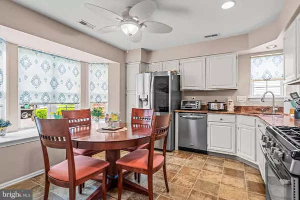 927 S LARKSPUR PL, Mount Laurel, NJ 08054